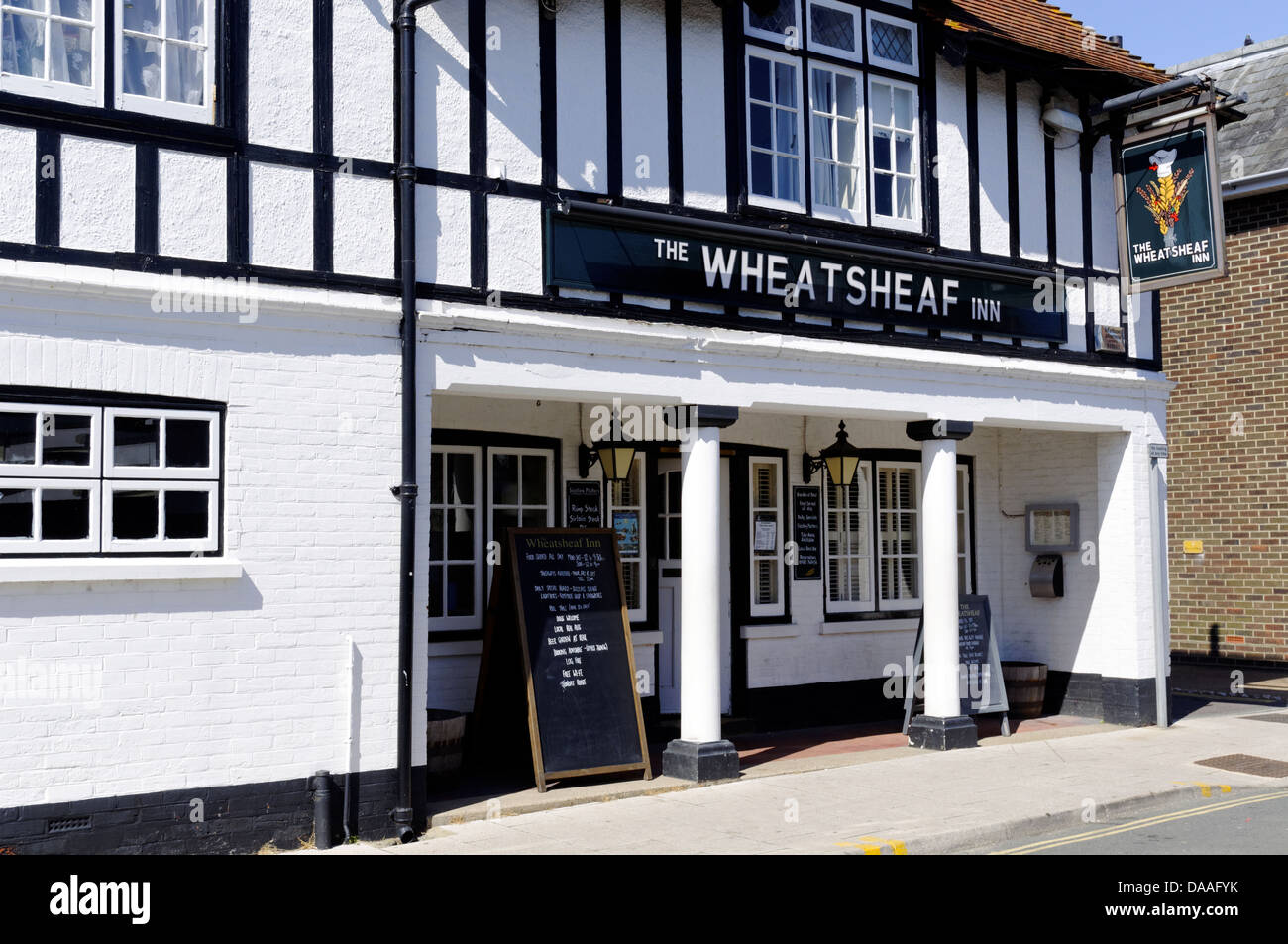 Un pub tradizionale, il Wheatsheaf Inn, Yarmouth, Isle of Wight, England, Regno Unito, GB. Foto Stock