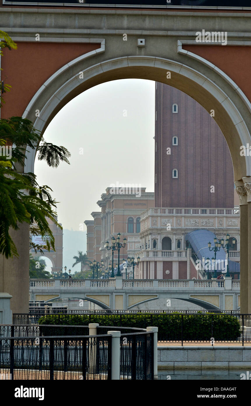 Una vista attraverso un arco gigante al Venetian Macao Resort Hotel con la sua replica detailings veneziano e i punti di riferimento Foto Stock