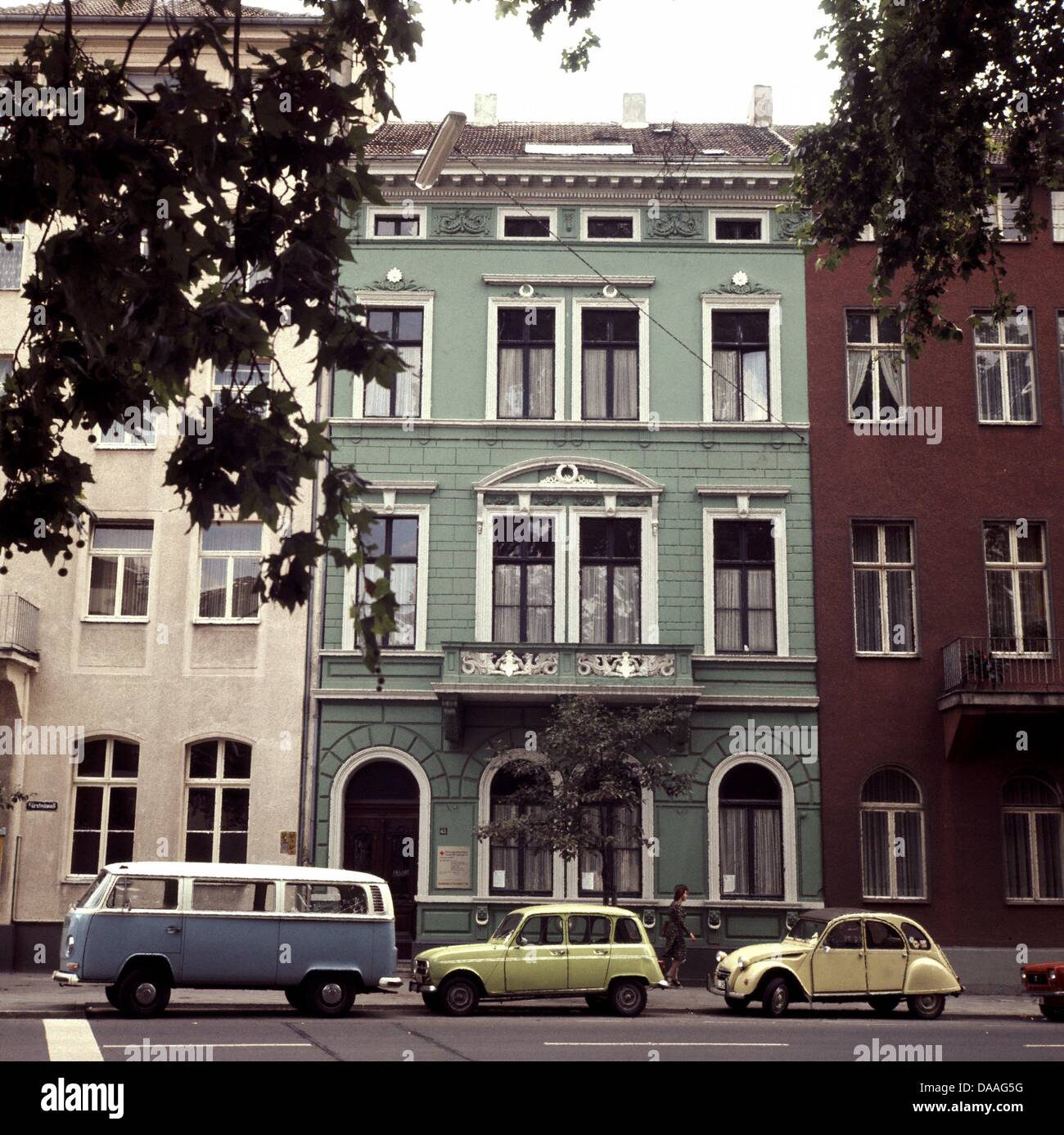 Un file non datata immagine mostra una Volkswagen bus e a 2CV nella parte anteriore di una vecchia casa a Duesseldorf in Germania. Auto è diventato uno strumento per le masse in Germania del dopoguerra. Tra i modelli preferiti sono stati VW bus, Citroen 2CV, coleotteri e automobili Trabant. Queste vetture sono diventati i preferiti di tutti i tempi. Foto: Wilhelm Leuschner Foto Stock