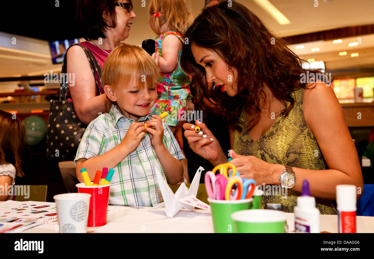 Myleene Klass nella foto durante una visita a Merryhill shopping center nel West Midlands per visitare la mummia mattina evento e promuovere il suo nuovo libro "Cose da fare e da fare con i vostri bambini' immagine di Shaun borsisti / Shine Pix Ltd Foto Stock