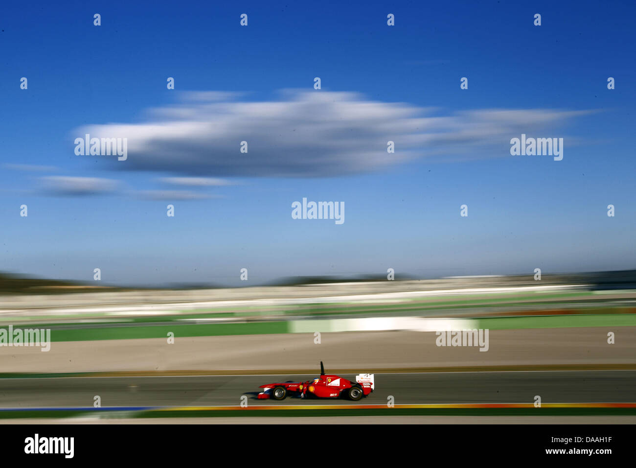 Lo spagnolo gara di Formula Uno Pilota Fernando Alonso della Ferrari si siede nella sua nuova auto in Valencia, Spagna, 1 febbraio 2011. Il 1 febbraio 2011, la prima sessione di test della nuova stagione 2011 si terrà a Valencia, in Spagna, con le nuove vetture. Foto: Jens Buettner Foto Stock