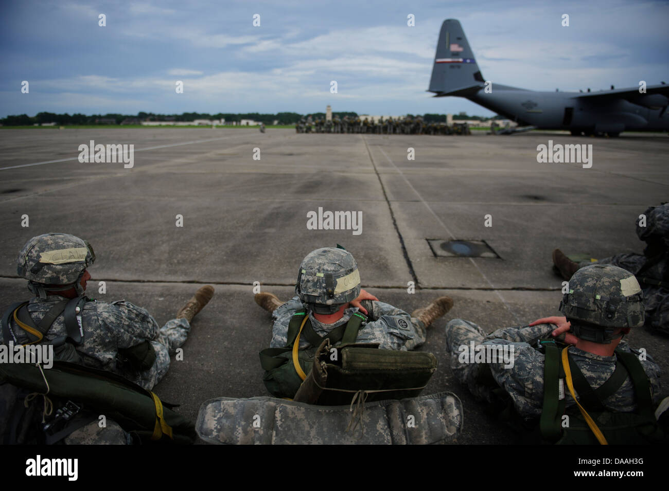 Stati Uniti Paracadutisti dell'esercito, assegnato all'ottantaduesima Airborne Division, 3° Brigata Team di combattimento, attendere alla scheda C-130J Super Hercules durante il funzionamento congiunto di accedere esercizio 13-03, Fort Bragg, N.C., Giugno 24, 2013. JOAX è una formazione congiunta esercizio progettata per pre Foto Stock