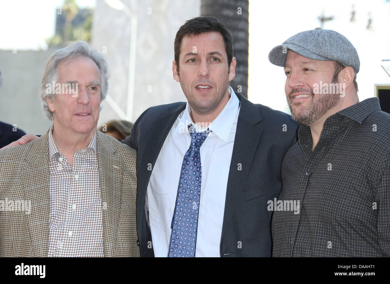 Attori Henry Winkler (l-r), Adam Sandler e Kevin James assistere ad una cerimonia in onore di Sandler con una stella sulla Hollywood Walk of Fame a Los Angeles, USA, il 01 febbraio 2011. Foto: Hubert Boesl Foto Stock