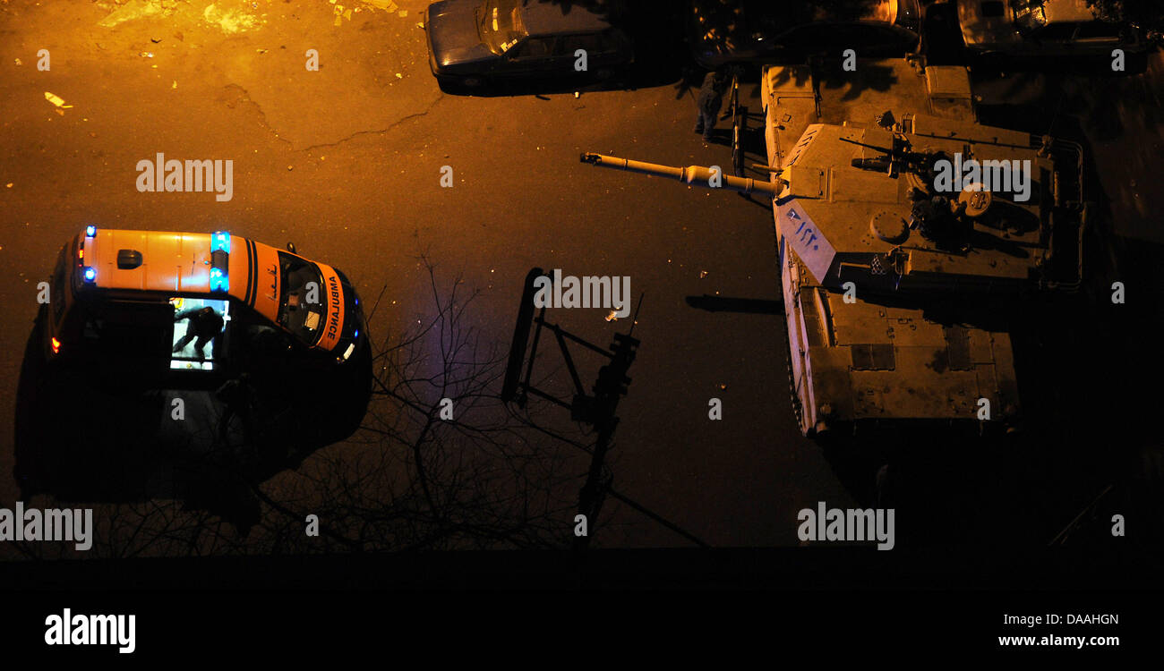Un ambulanza ferma nella parte anteriore di un serbatoio in prossimità della Piazza Tahrir al Cairo, Egitto, 02 febbraio 2011. Diverse persone sono rimaste ferite durante i conflitti tra sostenitori e oppositori di Mubarak nella capitale. Foto: Annibale Foto Stock