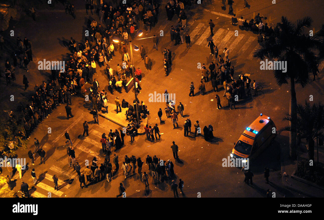 Un ambulanza aziona verso la piazza Tahrir, mentre dimostranti bloccare una strada al Cairo, Egitto, 02 febbraio 2011. Diverse persone sono rimaste ferite durante i conflitti tra sostenitori e oppositori di Mubarak nella capitale. Foto: Annibale Foto Stock