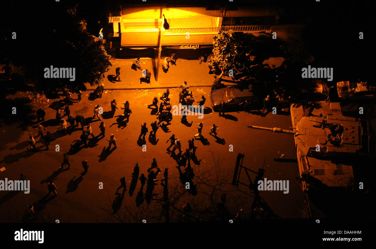 I dimostranti sostare davanti a un serbatoio a Piazza Tahrir al Cairo, Egitto, 02 febbraio 2011. Diverse persone sono rimaste ferite durante i conflitti tra sostenitori e oppositori di Mubarak nella capitale. Foto: Annibale Foto Stock