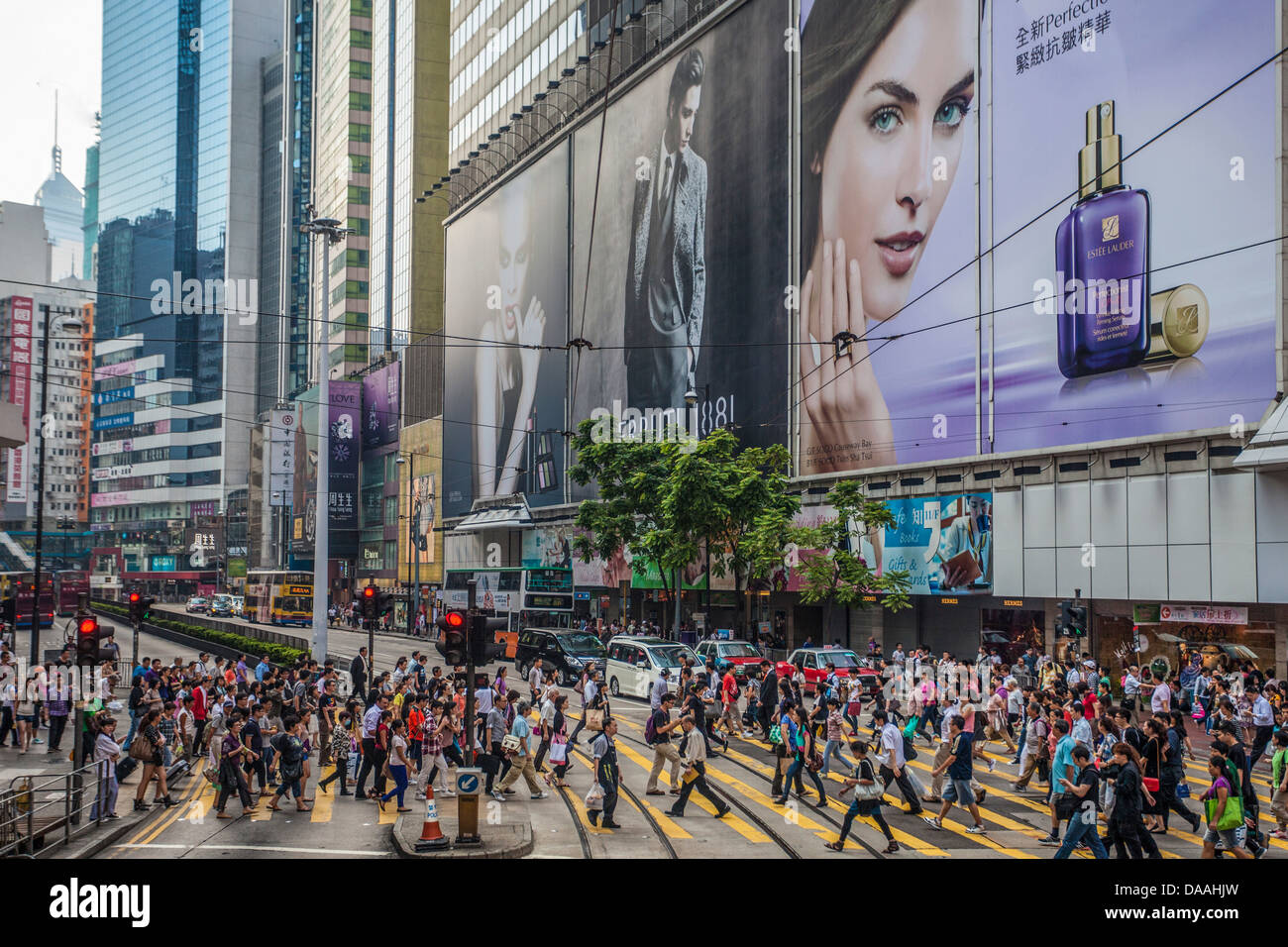 Hong Kong, Cina, Asia, Wanchai, distretto, scene di strada, attraversando la folla, downtown, persone shopping centre, persone Foto Stock