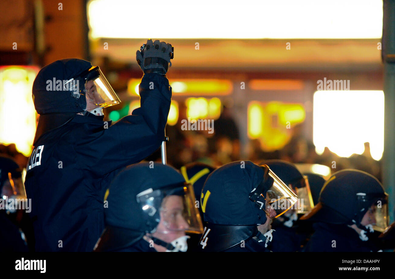 Un funzionario di polizia film dimostranti al Warschauerstrasse a Berlino, Germania, 02 febbraio 2011. Circa 2000 persone precedentemente dimostrato contro lo sfratto del vicino casa accovacciata Liebeigstrasse 14. Foto: Soeren Stache Foto Stock
