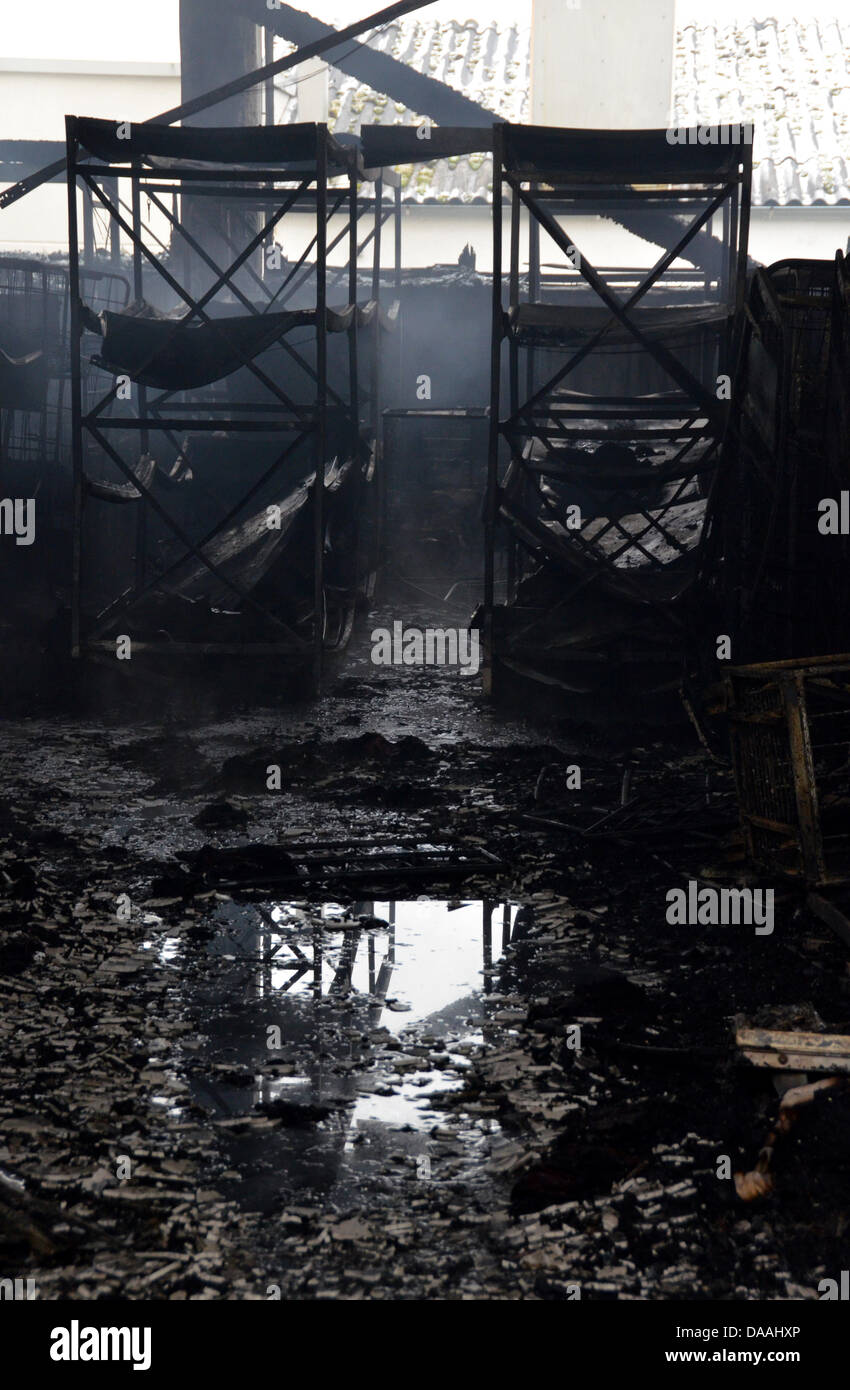 Dei fumi combusti dalle rovine di un negozio di biancheria a Lauterbach, Germania, 03 febbraio 2011. Il fuoco ha causato danni con una perdita di un milione di euro. Foto: Uwe Zucchi Foto Stock