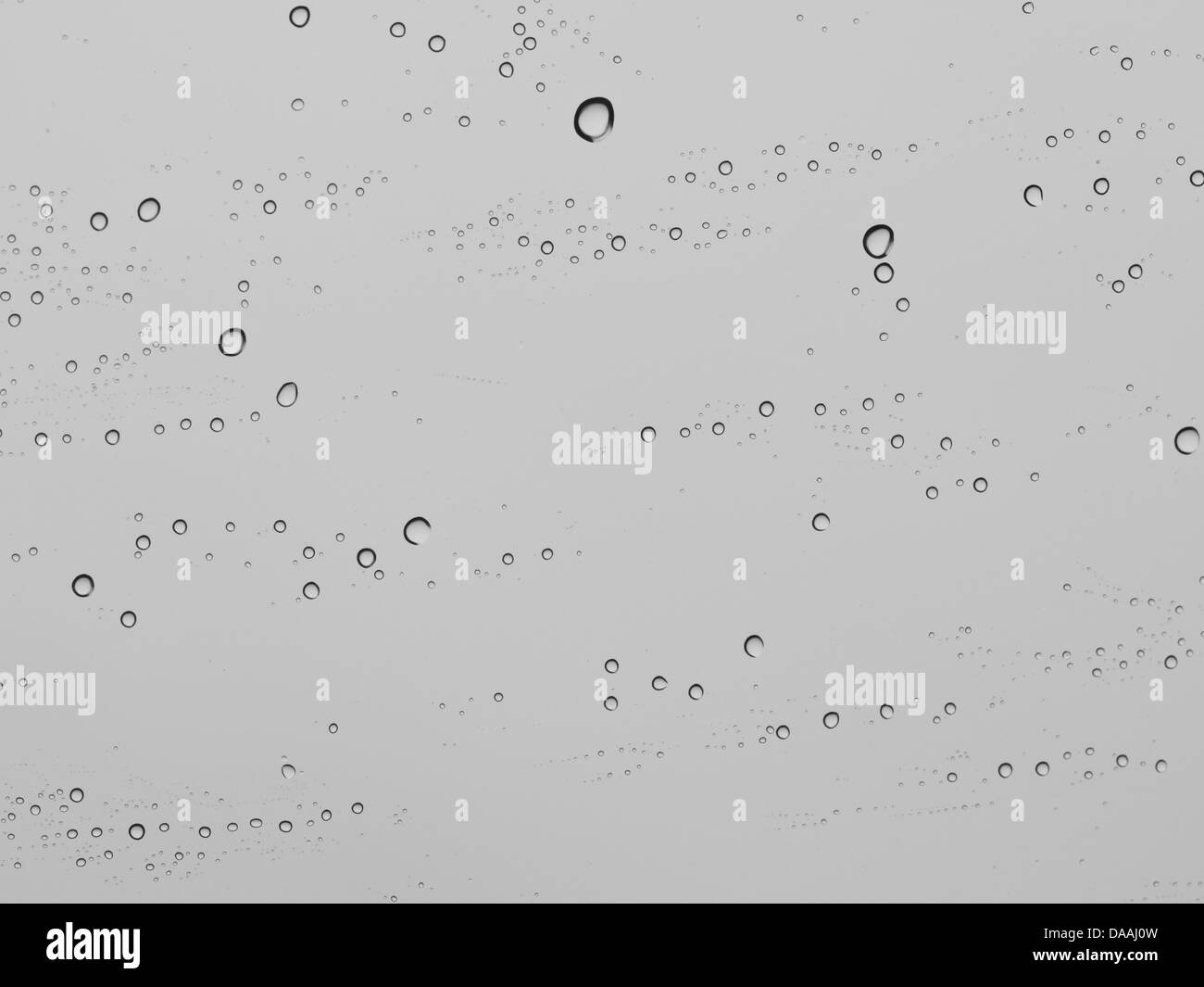 Gocce di pioggia sulla finestra auto texture. Foto Stock