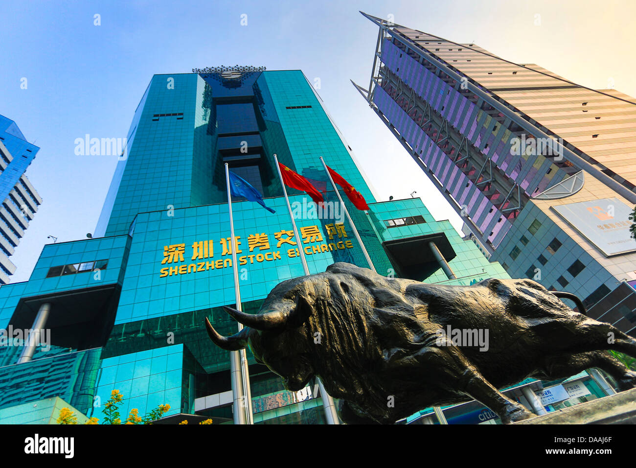 Cina, Shenzhen, città dell'Asia, Shennan Road East, Luohu, distretto, Borsa, edificio, architettura, Bull, business, downtow Foto Stock