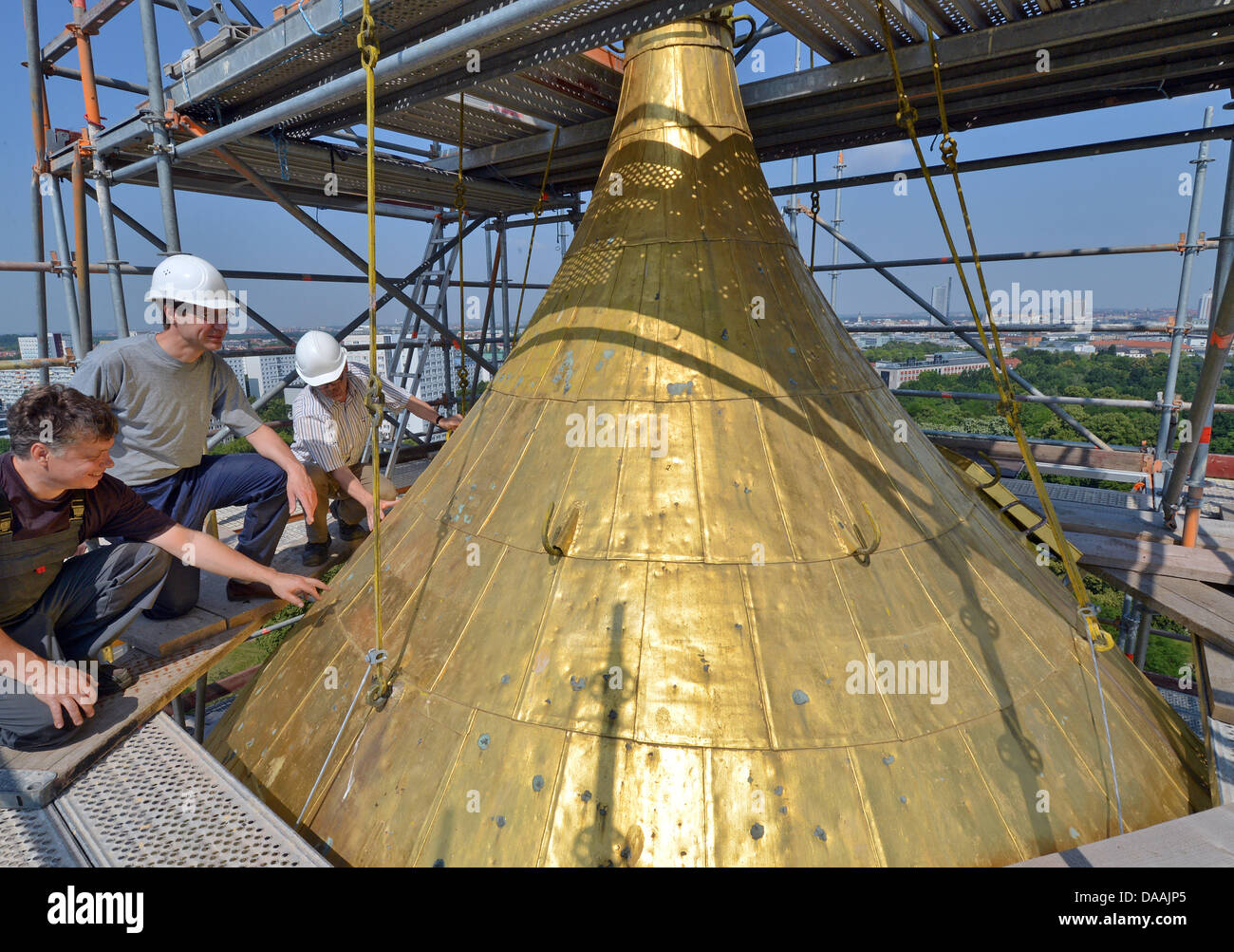 Gli esperti esaminano la cupola a cipolla di San Alessio della Russia della chiesa Memoriale di Lipsia, in Germania, 09 luglio 2013. La chiesa è in fase di ristrutturazione per un costo di circa un milione di euors e dovrebbe essere completata entro l'autunno 2013 per il duecentesimo anniversario della battaglia delle nazioni. La Chiesa commemora i circa 22.000 soldati russi che erano stati uccisi nella battaglia. Foto: HENDRIK SCHMIDT Foto Stock