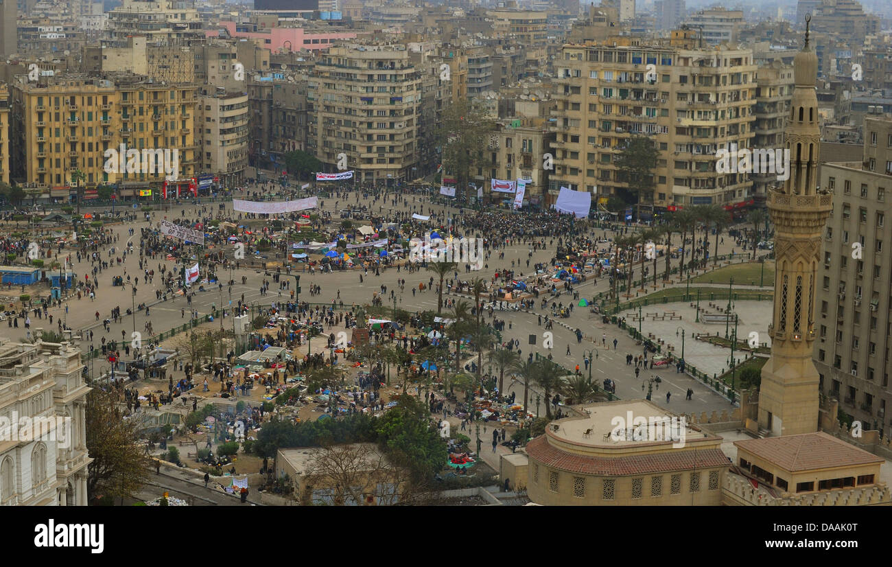 Demonstranten protestieren am Samstagmorgen (05.02.2011) auf dem Tahrir-Platz in Kairo. Tausende übernachteten Demonstranten auf dem Platz. Es kam zu keinen größeren Auseinandersetzungen. Foto: Annibale dpa Foto Stock
