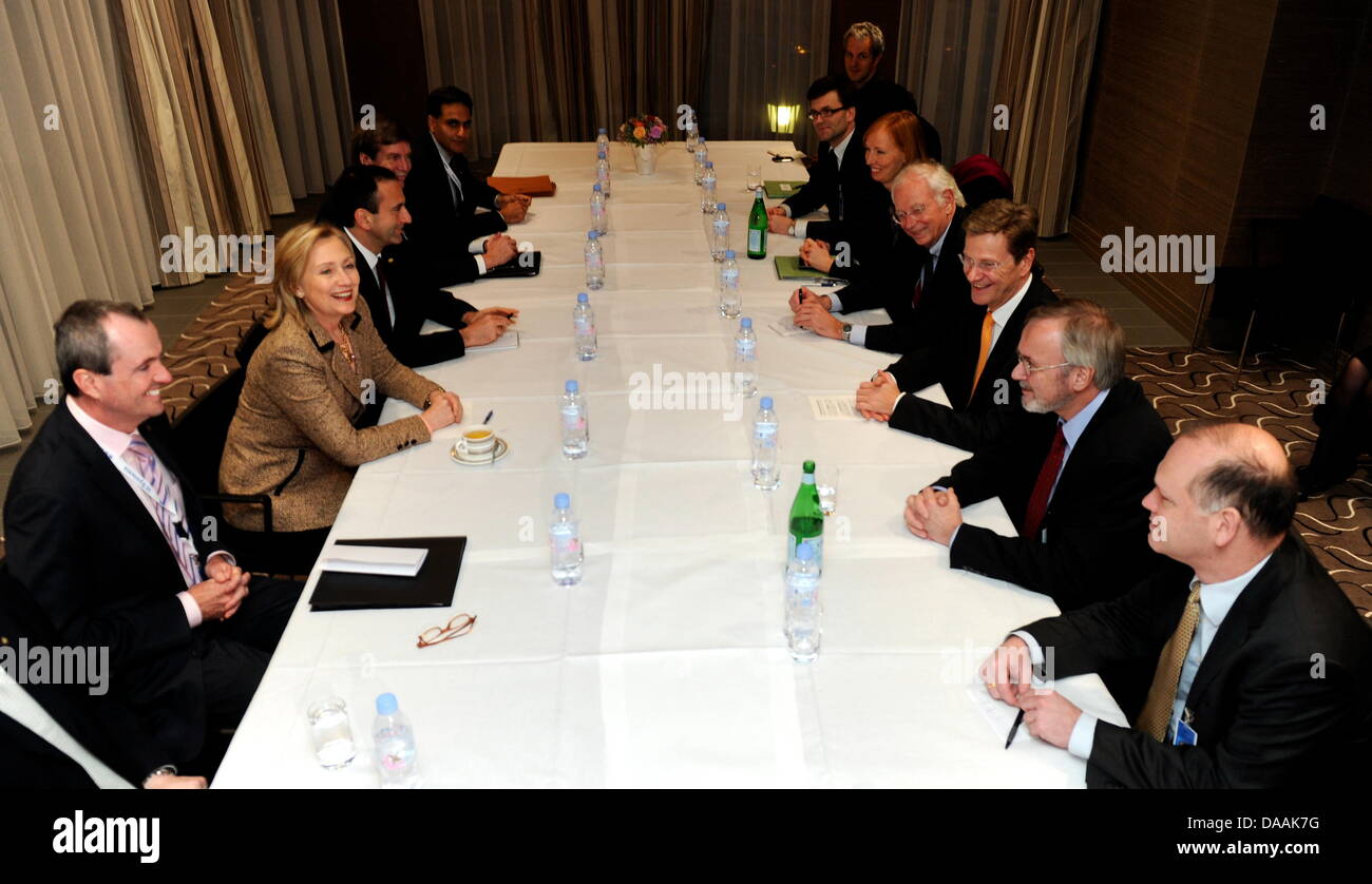 Die US-Außenministerin, Hillary Clinton (2.v.l.) und der Bundesaußenminister, Guido Westerwelle (FDP, 3.v.r.) kommen am Samstag (05.02.2011) bei der 47. Sicherheitskonferenz in München (Alta Baviera) zu Gesprächen bilateralen zusammen. Bei der Konferenz vom 4. bis zum 6. Februar kommen mehr als 350 Teilnehmer und etwa 60 Ministro und Regierungschefs zusammen. Foto: Tobias Hase dpa/lb Foto Stock