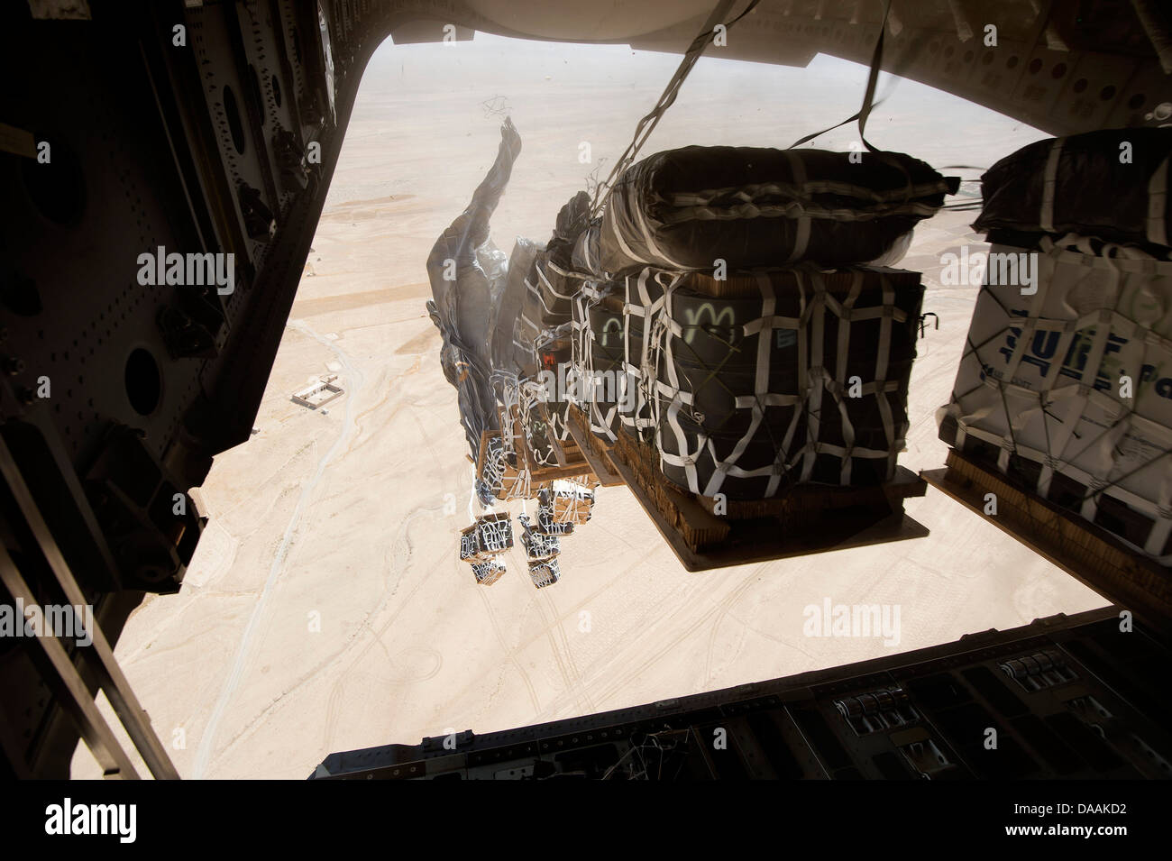 Pallet da un Expeditionary 816th Airlift Squadron C-17A Globemaster III deriva oltre la periferia di Ghorak, provincia di Kandahar, Afghanistan, 27 giugno 2013. Il Globemaster equipaggio schierato dalla base comune, Charleston S.C. Foto Stock