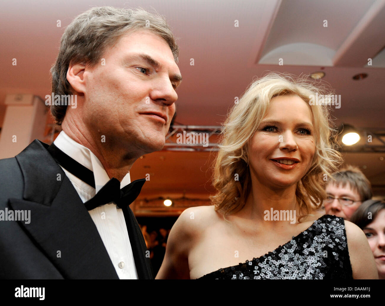 L'attrice Veronica Ferres e compagno di vita Carsten Maschmeyer frequentare sport gala "Ball des Sports in Wiesbaden, Germania, 05 febbraio 2011. Foto: Boris Roessler; Foto Stock