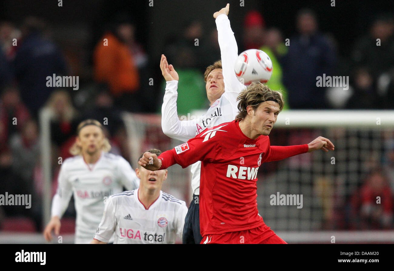 La colonia Martin Lanig (R) e Monaco di Baviera Andreas Ottl lotta per la testata durante la Bundesliga partita di calcio tra 1° FC Koeln e Bayern Monaco presso il RheinEnergieStadion a Colonia, Germania, il 5 febbraio 2011. Foto: Rolf Vennenbernd Foto Stock