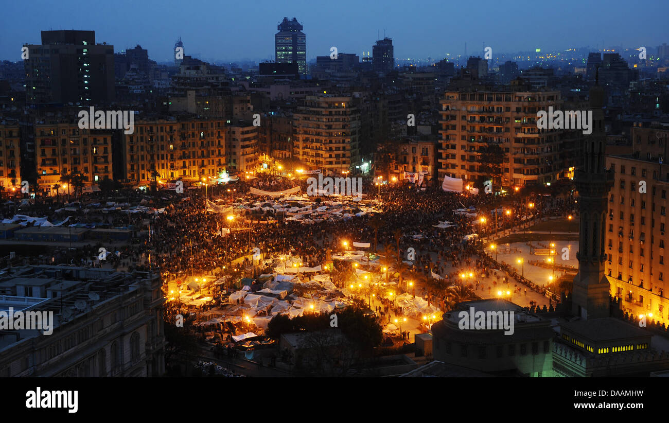 I manifestanti in piazza Tahrir al Cairo, Egitto, 07 febbraio 2011. È il quattordicesimo giorno di protesta continua contro il Presidente egiziano Mubarak. Foto: HANNIBAL HANSCHKE Foto Stock