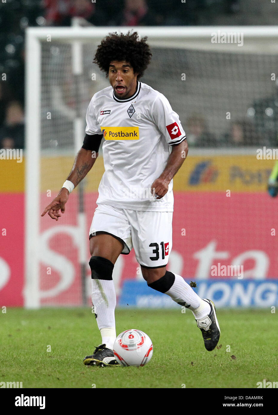 Fußball Bundesliga Borussia Mönchengladbach - VfB Stuttgart am Samstag (05.02.2011) Borussia-Park im in Mönchengladbach. Der Mönchengladbacher Bonfim Dante. Foto: Roland Weihrauch dpa/lnw Foto Stock