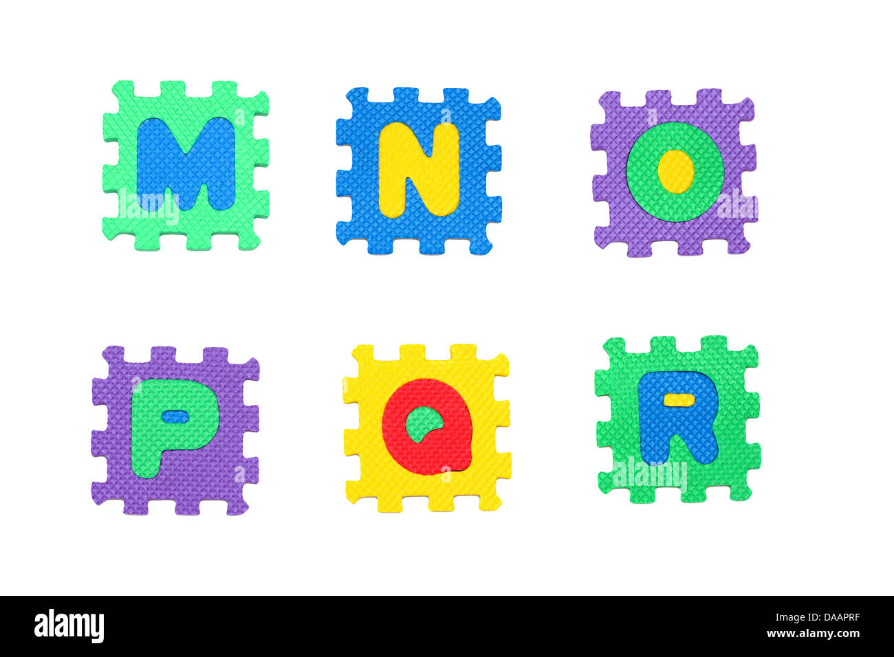 Le lettere M, N, O, P, Q, R, dalle lettere di puzzle, isolato su sfondo bianco Foto Stock