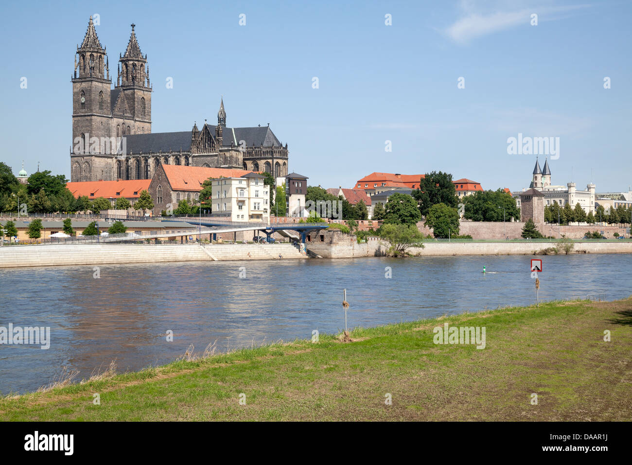 Magdeburg lungo il fiume Elba dalla cattedrale al Kloster Unser Lieben Frauen, Sassonia Anhalt, Germania Foto Stock