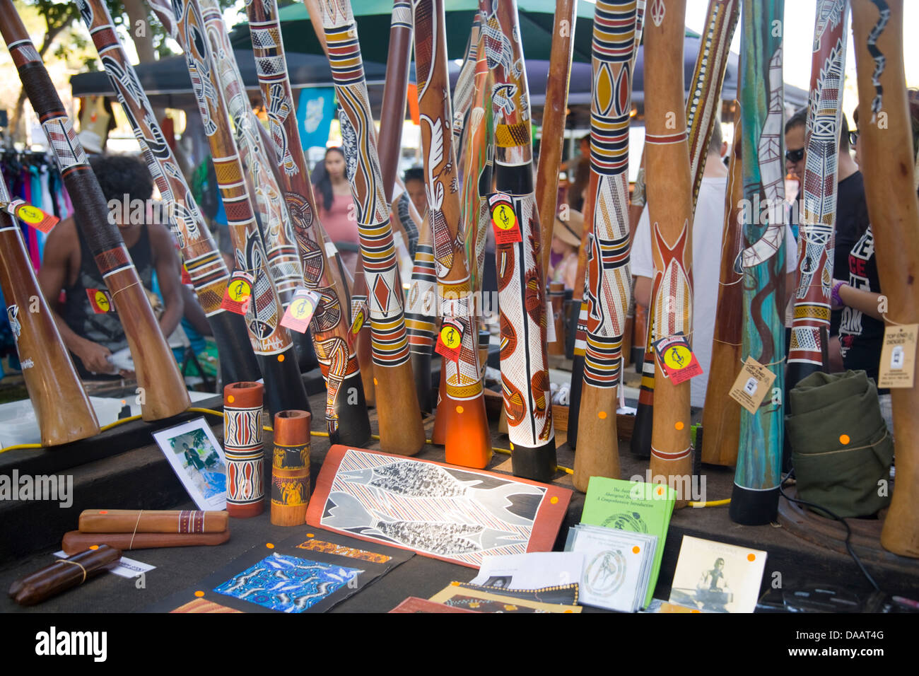 Mendil Beach Sunset Markets,Darwin,Northern Territory,Australia con stalla vendita di didgeridoo aborigeni sviluppati da persone aborigene Foto Stock