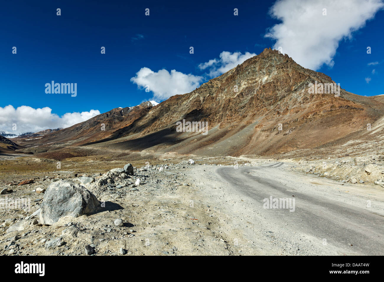 Manali-Leh strada di Ladakh in Himalaya indiano vicino Baralacha-La pass. Himachal Pradesh, India Foto Stock