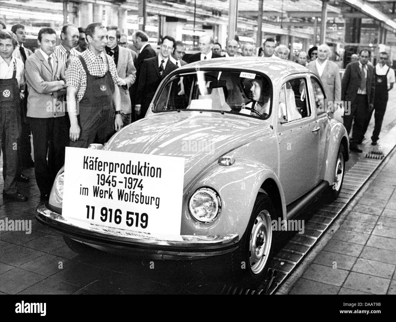 (Dpa) file di un file immagine datata 01 Luglio 1974 dell'ultimo Volkswagen maggiolino costruito in VW pianta genitore a Wolfsburg, in Germania. Il mondo dell'ultima VW Beetle è stata prodotta su 30 Juyl 2003 in Muexico portando un 70-anni capitolo della storia automobilistica per un fine. Il Maggiolino fu sviluppato negli anni trenta da Ferdinand Porsche, alcuni 21,5 milioni di Coleotteri sono state vendute in tutto il mondo. Foto: dpa Foto Stock