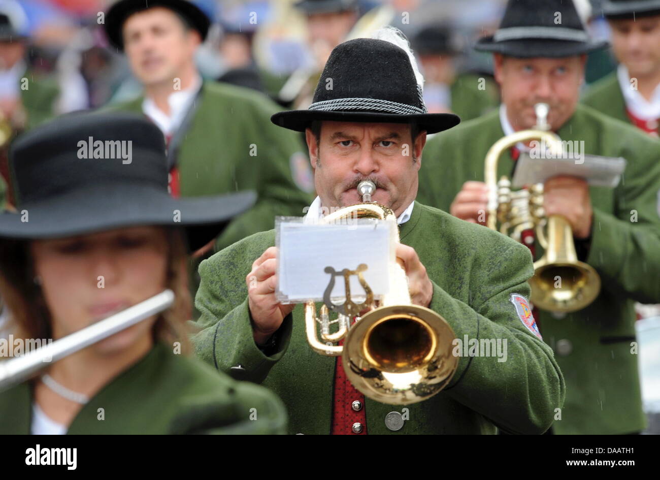 Trachtler einer Blaskapelle gehen am Sonntag (18.09.2011) mit dem Trachten- und Schützenzug, anlässlich des 178. Oktoberfests in München (Alta Baviera). Der traditionelle Zug ist mit sieben Kilometern Länge einer der größten Trachtenumzüge der Welt. Fast 9000 Trachtler, Schützen, Fahnenschwinger und Musikanten ziehen in historischen farbenprächtigen Gewändern zur Theresienwiese. Foto Foto Stock