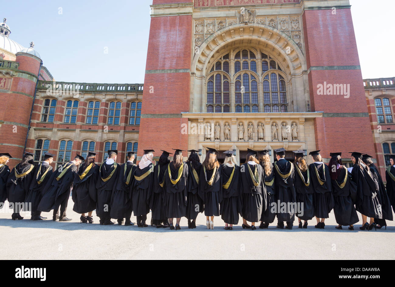 Gli studenti allineando dopo una cerimonia di laurea all Università di Birmingham, UK, per avere il loro fotografia scattata. Foto Stock