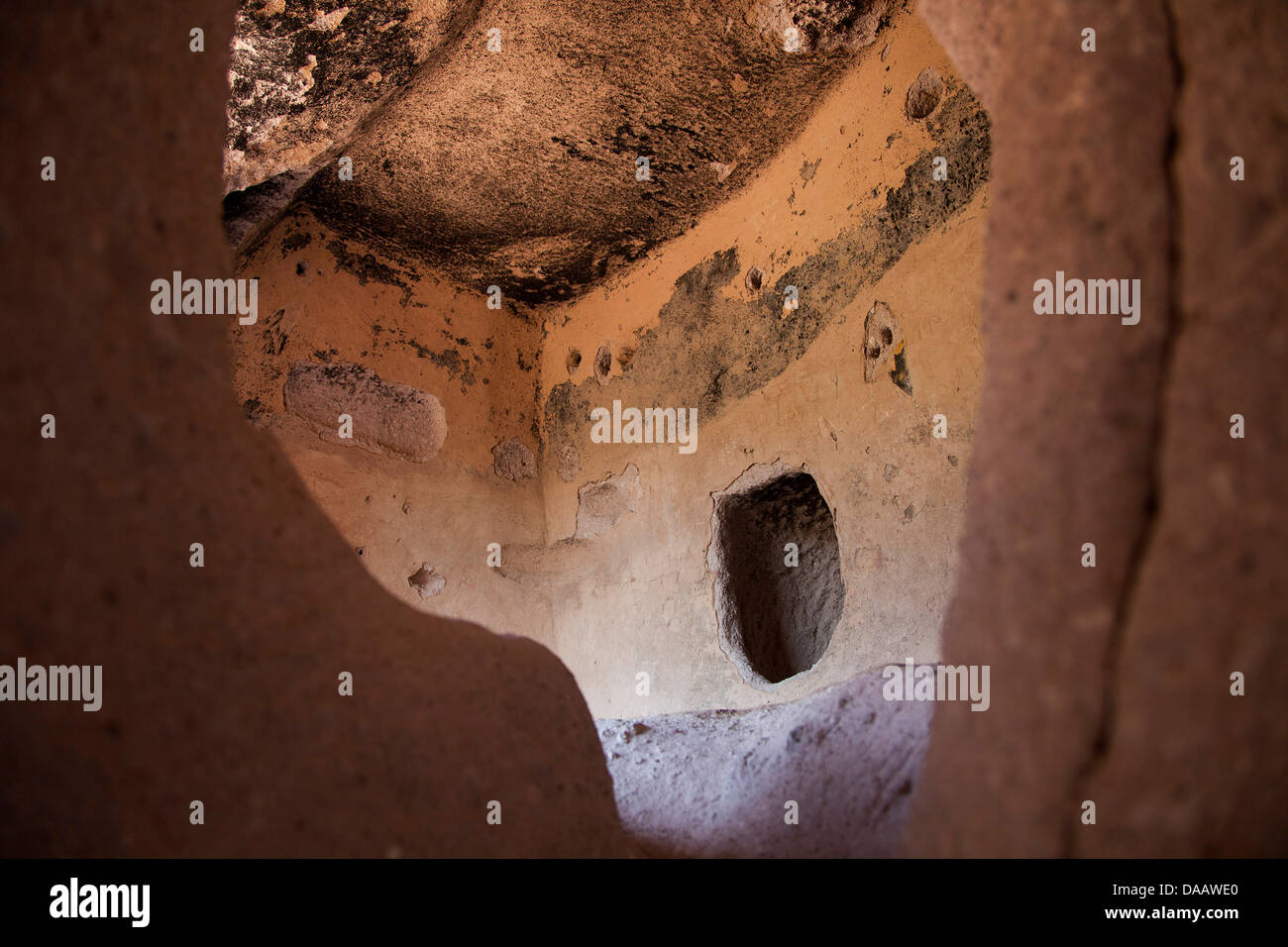 Una scogliera preistorica abitazione in Frijoles Canyon in Bandelier National Monument, Nuovo Messico. Foto Stock