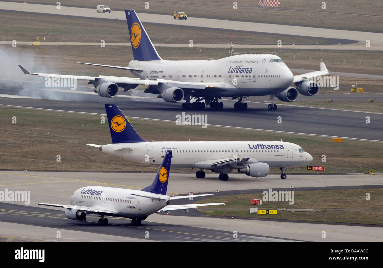 FILE - Un archivio foto datata 18 marzo 2011 mostra il decollo e atterraggio dell'aeroporto di Francoforte sul Meno, Germania. Secondo costruttore di aeromobili Airbus, il trasporto aereo internazionale aumenterà considerevolmente nei prossimi venti anni e avrà bisogno di circa 28.000 nuovi velivoli passeggeri. Oltre un terzo della domanda sarebbe provengono da Asia, Airbus riportati su 19 Se Foto Stock