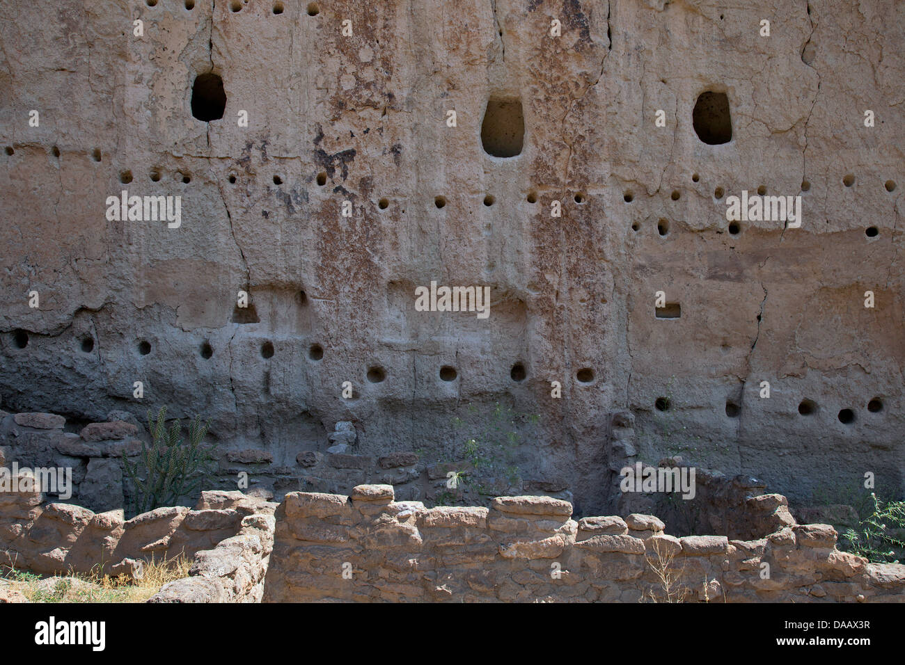 Dettaglio della casa lunga, una scogliera preistorica abitazione in Frijoles Canyon in Bandelier National Monument, Nuovo Messico. Foto Stock