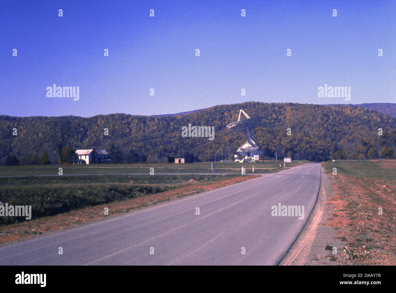 Vintage Novembre 1966 fotografia, un grande radiotelescopio al NRAO, in Banca Verde, West Virginia. Foto Stock
