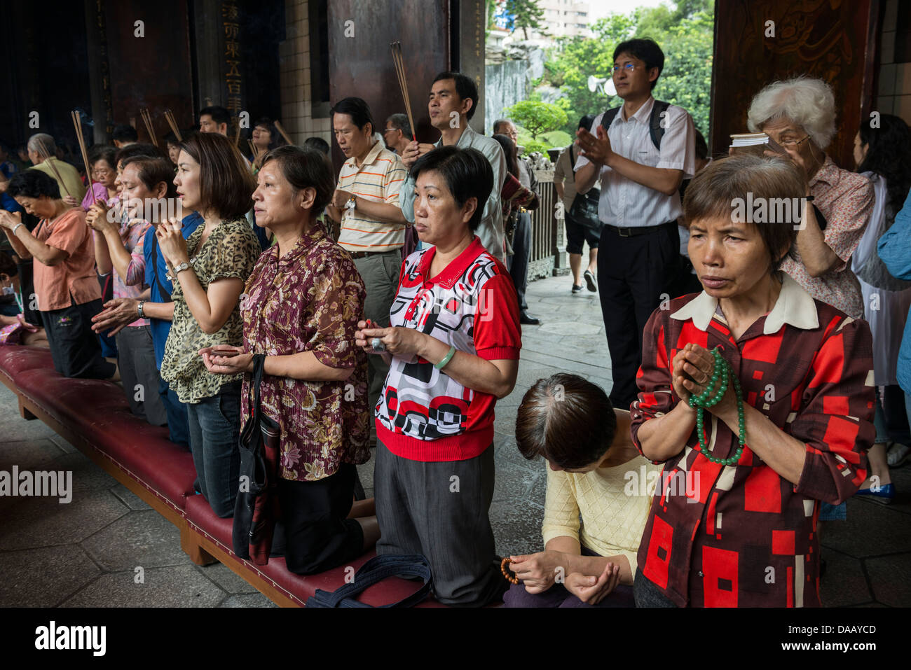 Buddisti e taoisti adoratori a Mengjia Tempio Lungshan Taipei, Taiwan Foto Stock