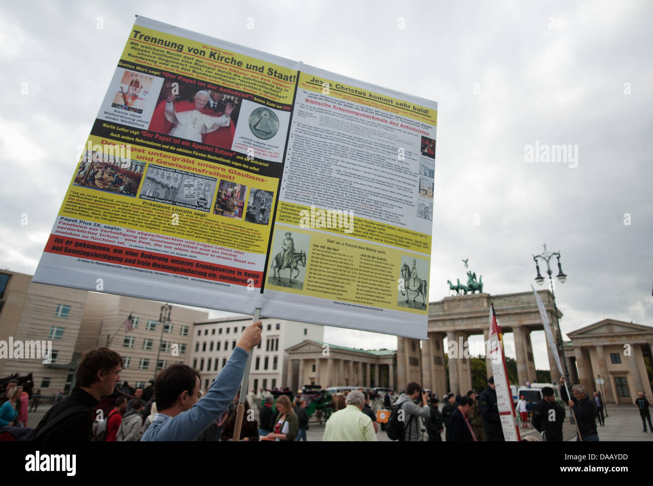 Anti papa manifestanti dimostrare davanti la porta di Brandeburgo a Berlino, Germania, 22 settembre 2011. Il capo della Chiesa Cattolica Romana si è recato in visita in Germania da 22-25 settembre 2011. Foto: Franziska Koark dpa/lbn Foto Stock