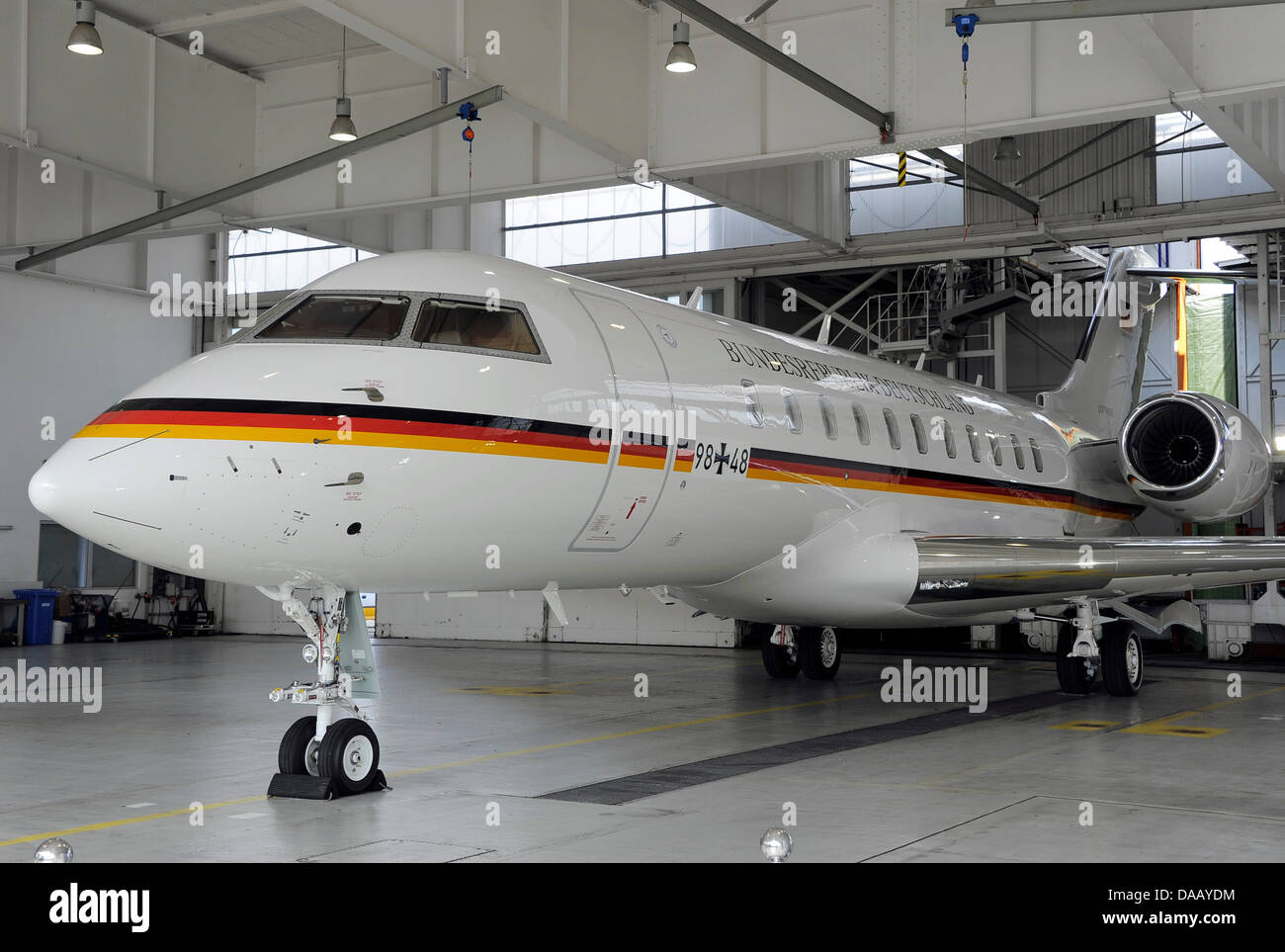 Un Bombardier Global 5000 viene consegnato in lingua tedesca il ministero della difesa in un hangar in Schoenefeld, Germania, 22 settembre 2011. La aeromobili di medio raggio è il primo di quattro aerei che viene consegnato per il programma di rinnovo del velivolo del Ministero federale tedesco della difesa. Foto: BERND SETTNIK Foto Stock