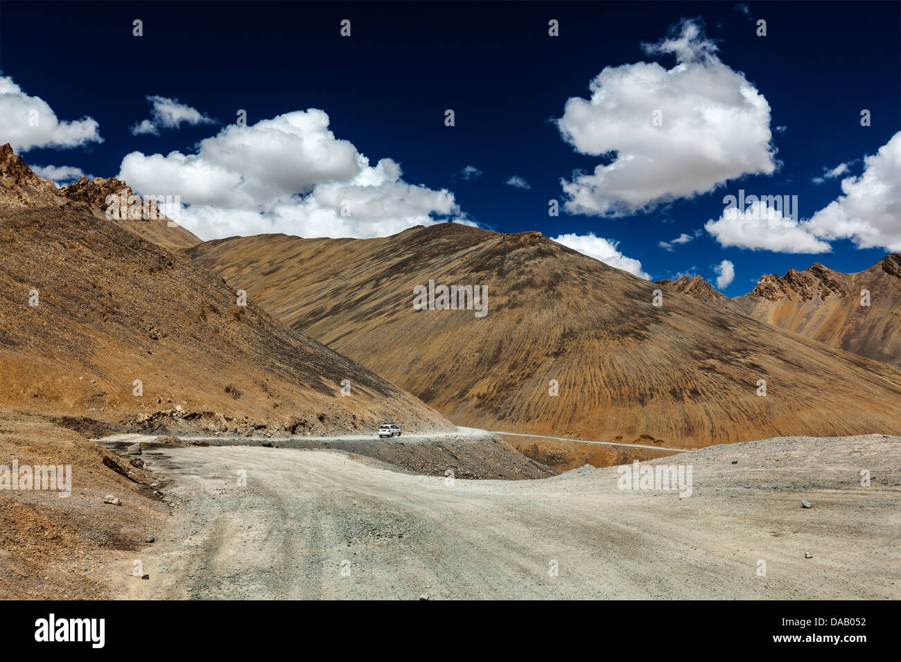 Manali-Leh strada di Ladakh in Himalaya indiano con l'auto. Ladakh, India Foto Stock