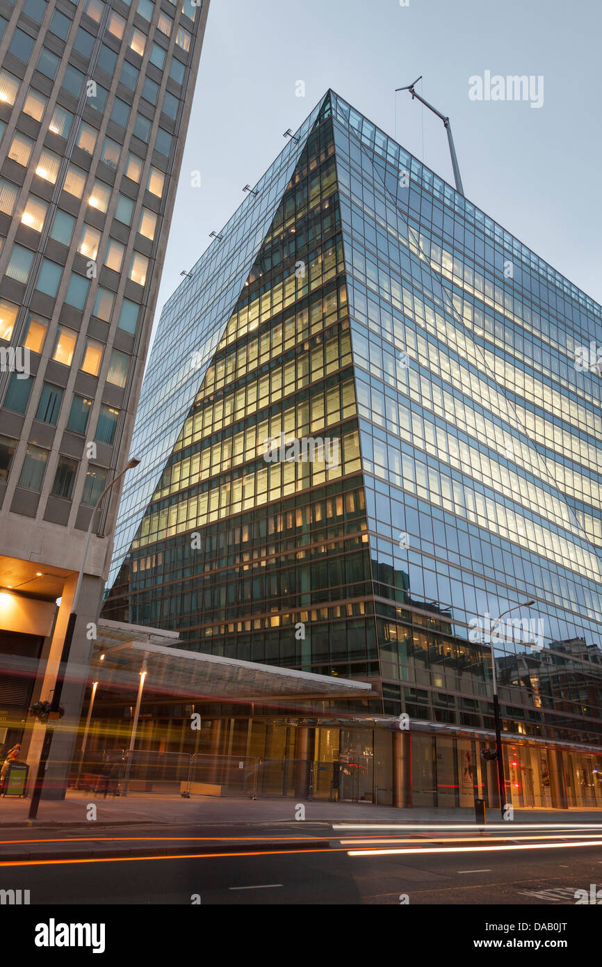 62 Buckingham Road-nuovo ufficio di sviluppo da parte di architetti Pelli-Clarke-Pelli su Victoria street di notte,Londra,Inghilterra Foto Stock
