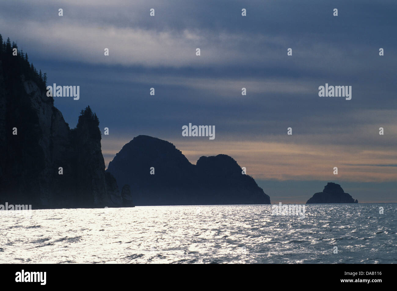 Kenai Fjords, fiordi, Alaska, STATI UNITI D'AMERICA, oceano, rocce, isole, sul mare tempestoso, sole, sole, Cliff, scogliere rocciose, Foto Stock