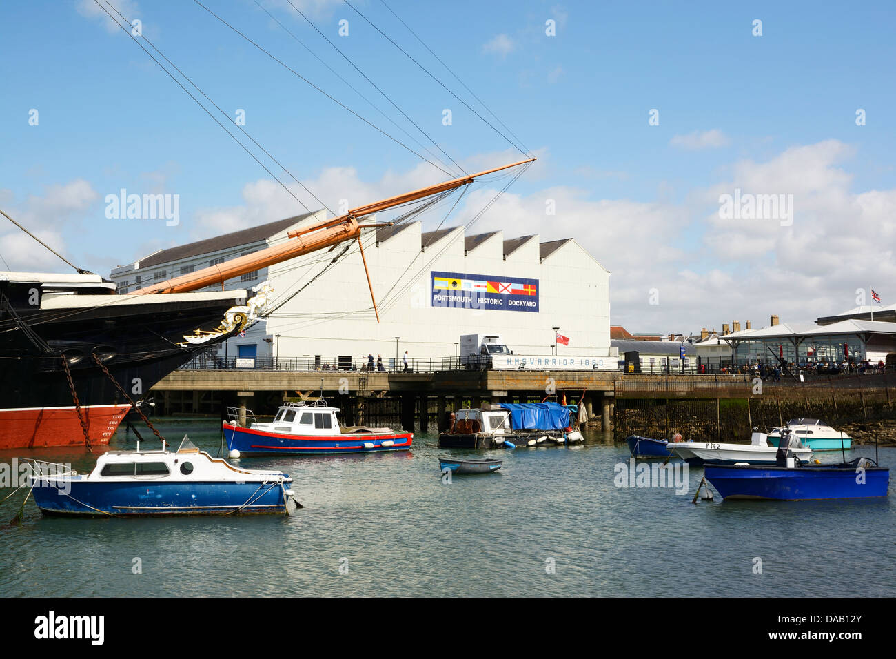 La facciata principale del Portsmouth Historic Dockyard e Royal Navy base sulla costa sud dell'Inghilterra. Foto Stock