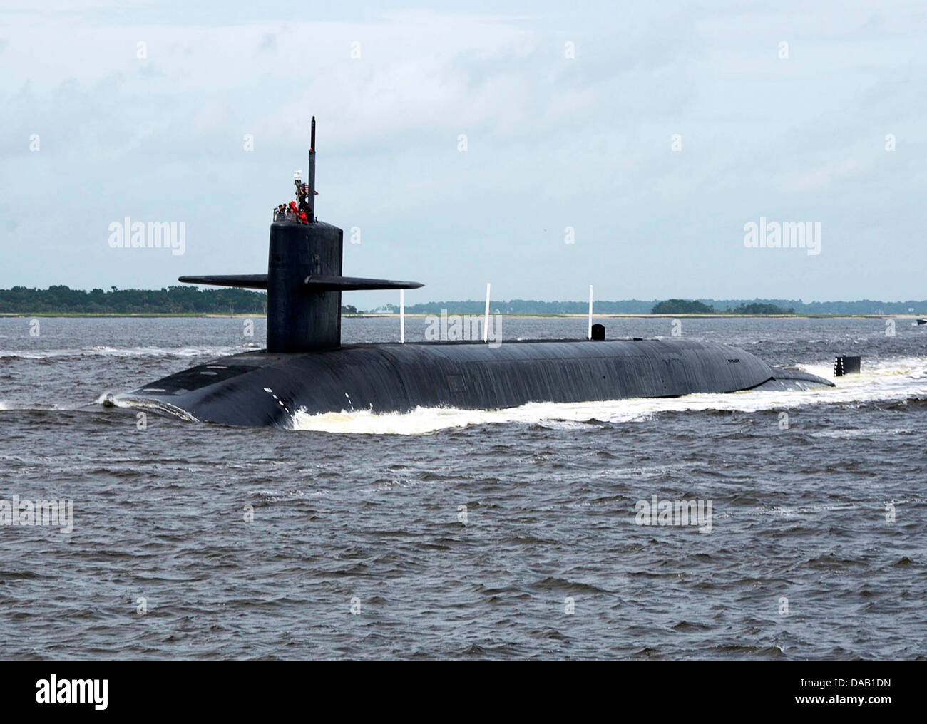 La Ohio-class missile balistico sommergibile USS Tennessee (SSBN 734) si diparte Naval base sottomarina Kings Bay. Foto Stock