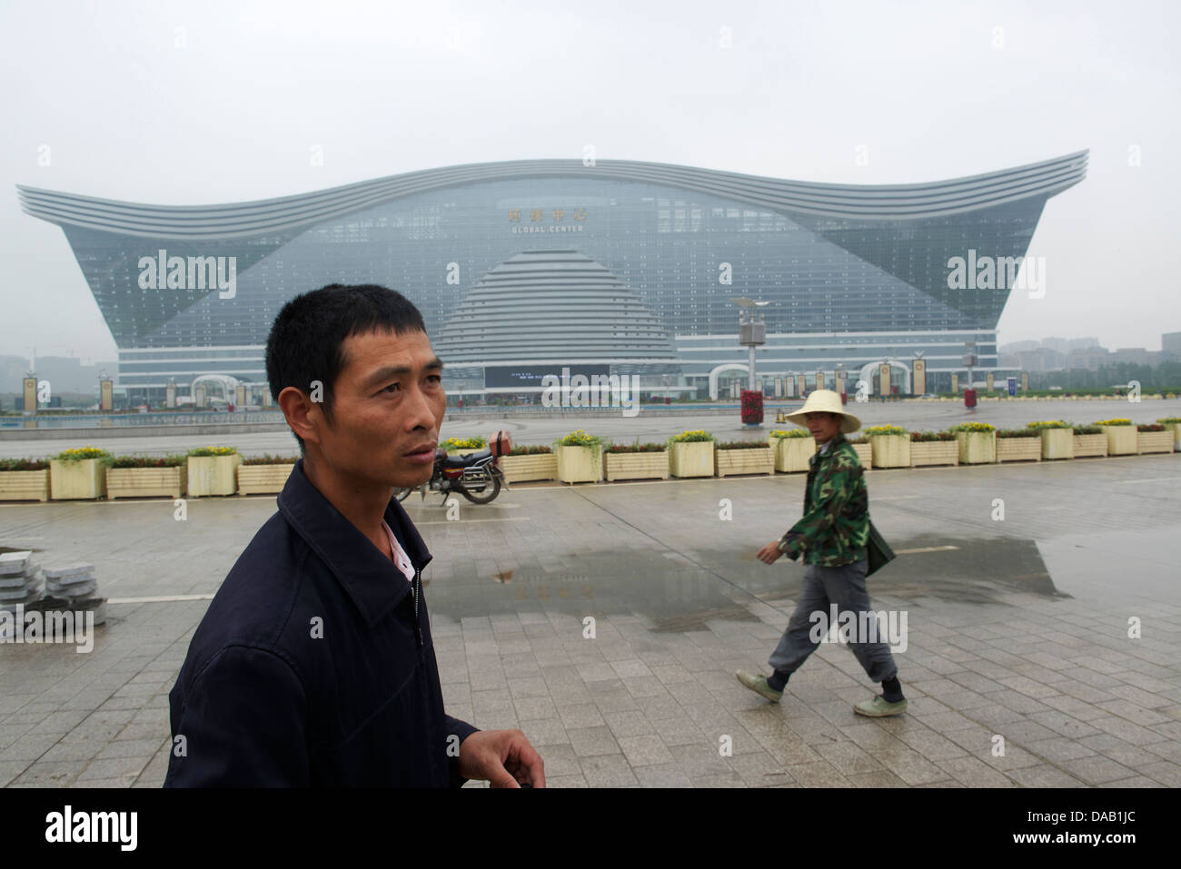 Zhang Haiquang, un lavoratore per la costruzione del nuovo secolo centro globale a Chengdu nella provincia di Sichuan, in Cina. 06-Maggio-2013 Foto Stock
