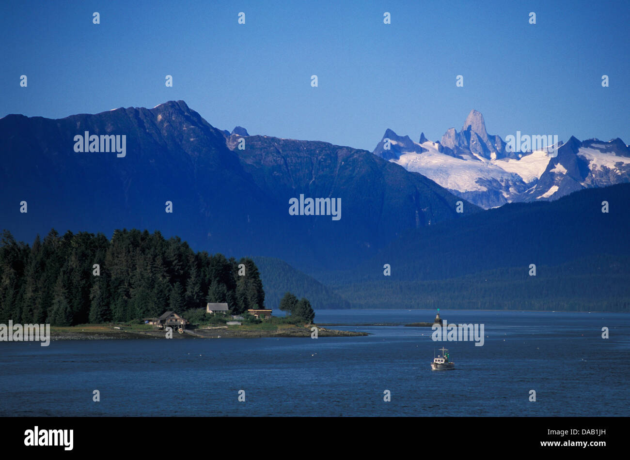 Passaggio, Pietroburgo, Alaska, STATI UNITI D'AMERICA, lago e montagne, montagna, foresta, isola, barca, pesca Foto Stock