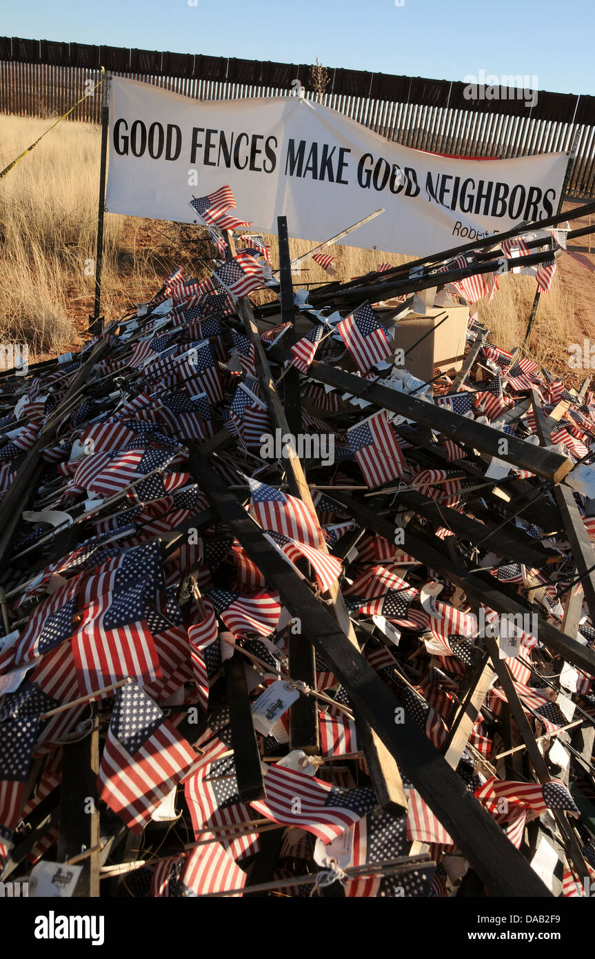 Glenn Spencer di Hereford, Arizona, Stati Uniti, dice che gli Stati Uniti Pattuglia di Confine rimosso dalle bandiere di la recinzione di confine con il Messico. Foto Stock