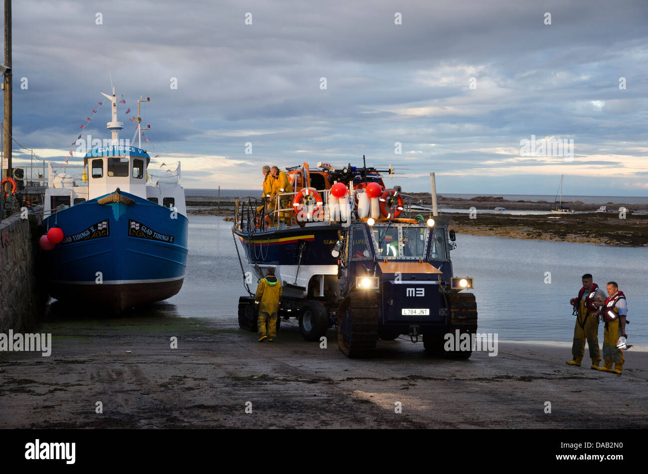 Scialuppa di salvataggio RNLI grazia darling recuperato dal trattore dal mare seguenti operazione di pratica seahouses harbour northumberland Foto Stock