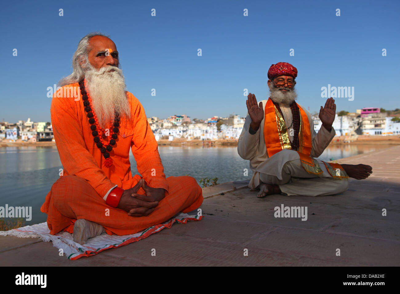Santo, gli uomini di religione indù, arancio, Pushkar, lago, pregare, India, Asia, Rajasthan, Foto Stock