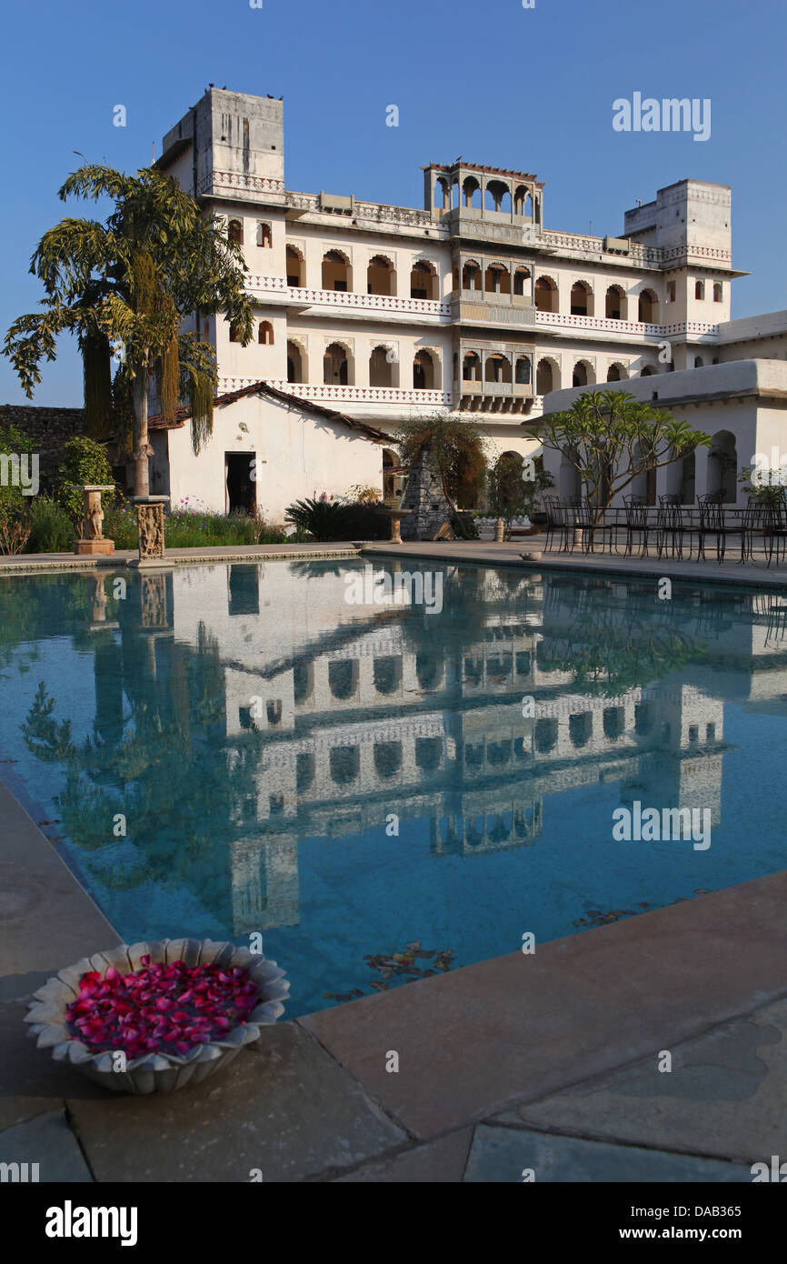 Hotel Castle Bijaipur, palace, piscina, nobile, lussuoso, rurale, palm, India, Asia, Rajasthan, Foto Stock