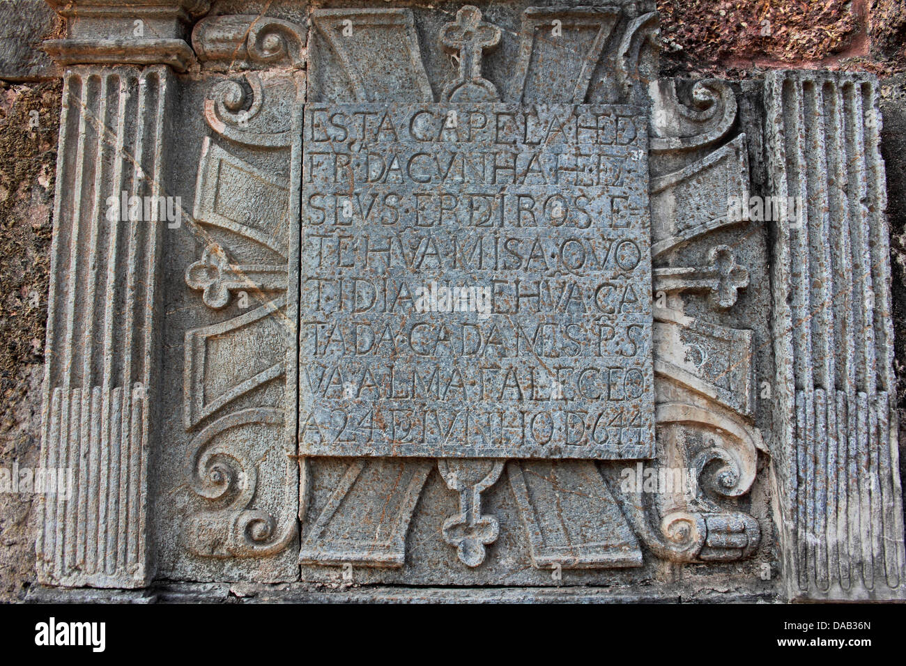 Rilievo su pietra, parte delle rovine della chiesa di Sant'Agostino, Old Goa, India Foto Stock