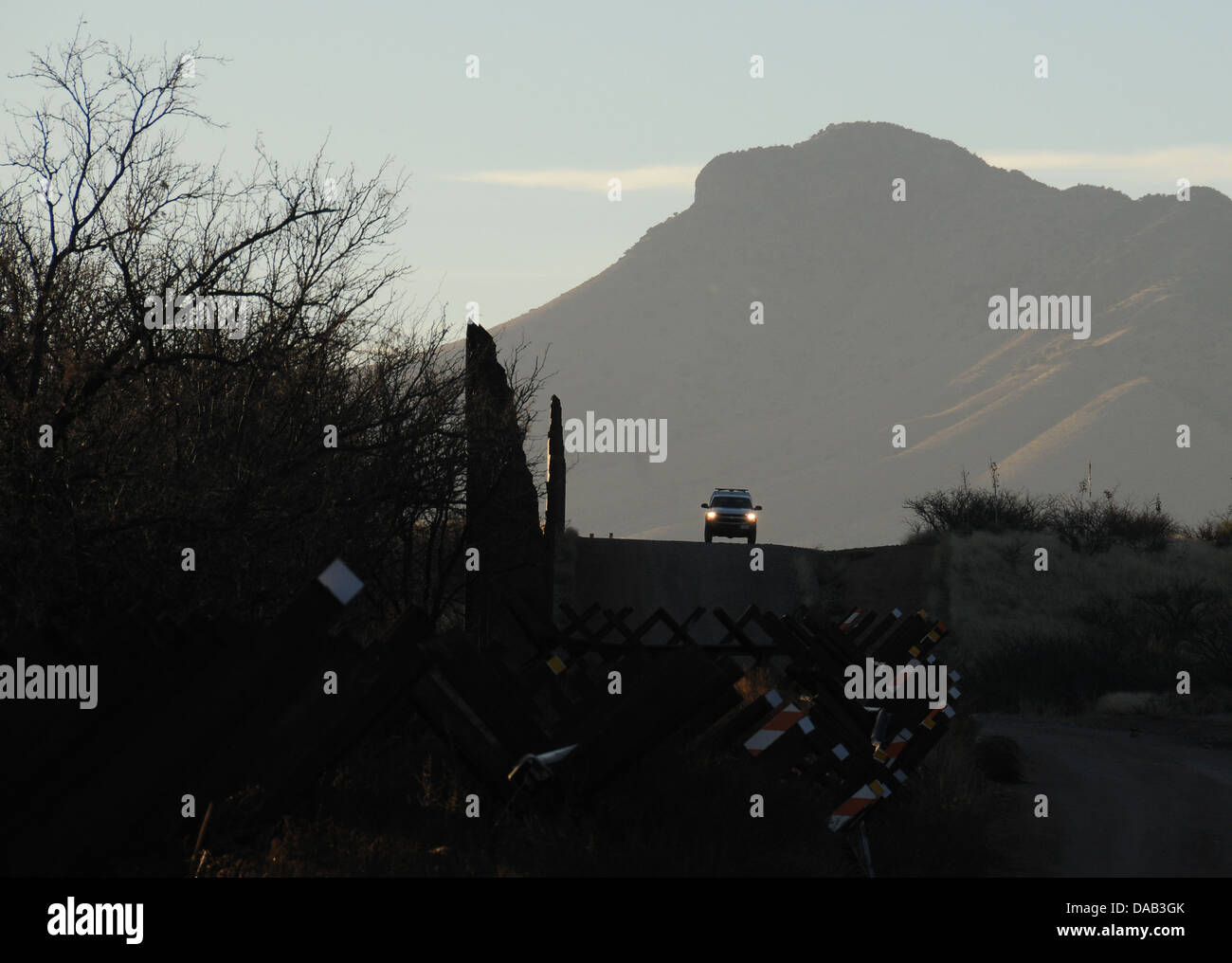 Stati Uniti Pattuglia di Confine trascina lungo la recinzione che divide in Arizona e Messico vicino al San Pedro River, Hereford, Arizona, Stati Uniti. Foto Stock